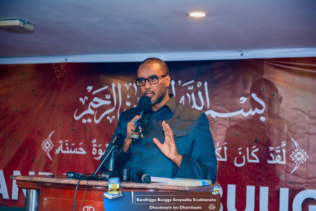 ibrahimdhere191's tweet photo. Waxaa sharaf wayn ii ahayd inaan maanta ka qayb galo xaflad lagu daah furayay kitaab la magac baxay "SOOYAALKII SUUBANAHA" oo uu qoray Ustaad Fahad Yaasiin. 
Xafladan oo ka dhacday magaalada Nairobi ayaa waxaa kasoo qayb galay dad aad u badan oo ka kooban labeenta bulshada. https://t.co/HaGVHDTzoM