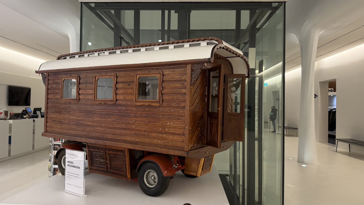 Mooi feestje vanavond #drentsmuseum #assen rond opening ‘Volk van de ventweg - Reizigers in Drenthe. Met als speciale gast <a href="/fransbauer_/">Frans Bauer</a>  en ook #henkschiffmacher van de partij; Ga kijken, mooie tentoonstelling over de geschiedenis van het woonwagenkamp en de bewoners.