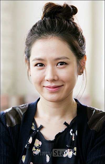 yrdr2snaps's tweet photo. "You know what they say about watching comedies together before you get married - you have to find someone who laughs at the same points, and it's really important to find someone who has the same things to relate to!" -- Son Yejin (2011) https://t.co/xVdx5ppB19