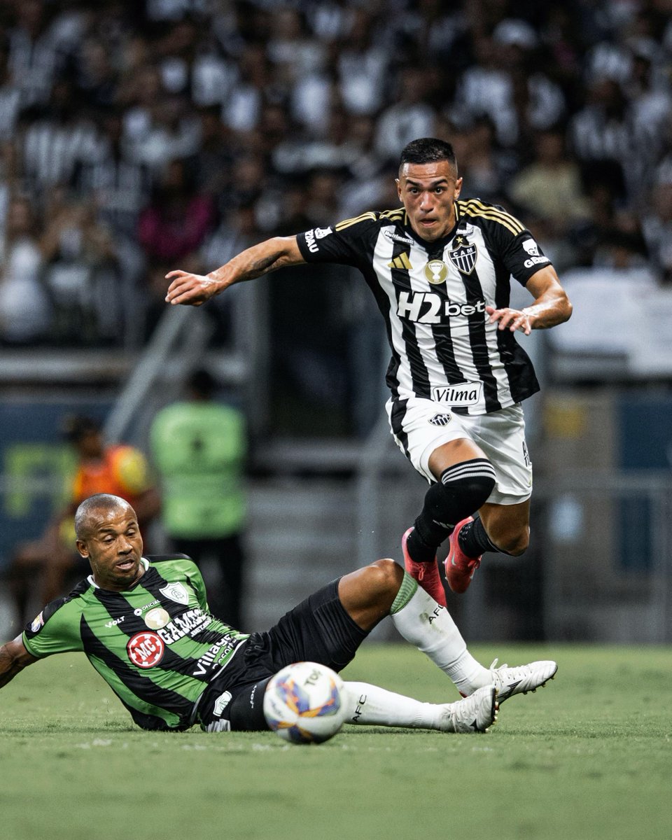 Atletico's tweet photo. 🐔🏆🔺 FIM DE JOGO: EM UMA TARDE COM FESTA DA MASSA NO MINEIRÃO, GALO CONFIRMA MAIS UM TÍTULO ESTADUAL E AMPLIA SOBERANIA EM MINAS! #OMAIORCAMPEÃOMINEIRO É HEXA! 

#VamoGalo #AFCxCAM 🏴🏳️ https://t.co/tNlgYZgW4W