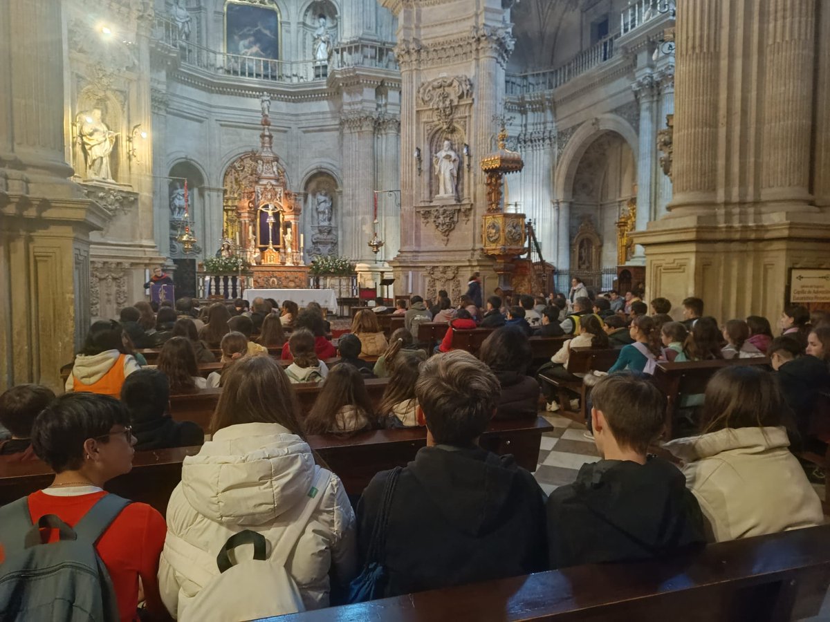 LuciaLopezAlvO's tweet photo. Peregrinos de la Esperanza. 
Macroencuentro Área 1+2.
En familia, JMV, gracias por.hacer disfrutar a tantísimos pequeños. Somos JMV, somos Goleta #somosgoleta @LaGoletaColegio https://t.co/gLMqJHWSTe