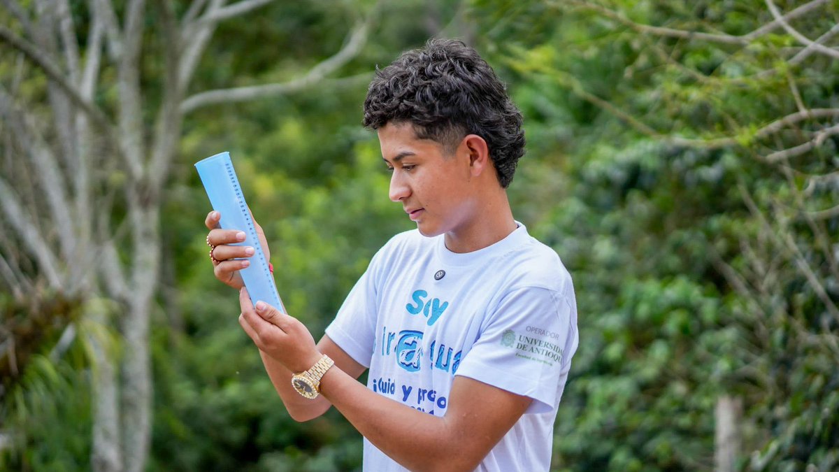 Corantioquia's tweet photo. #Piragua | Los niños 👦 , niñas 👧 y jóvenes piragüeros 🦋, nos inspiran en el cuidado del agua 💦 , recurso vital para las generaciones presentes y futuras. 🥰
🙌🏼✨ Gracias a los formadores por generar estos espacios de aprendizaje 📚 que nos conectan por la vida. 🌸 https://t.co/JCoWhfgY4B