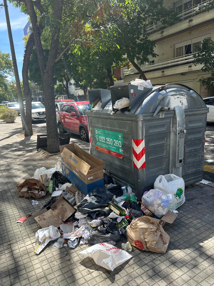 Rome1010's tweet photo. No es el hurgado.

No es el consumo.

Es la ineficiencia de la gestión.

Así se ve un contenedor que no se levanta hace tres días. https://t.co/A7I7zftDmX