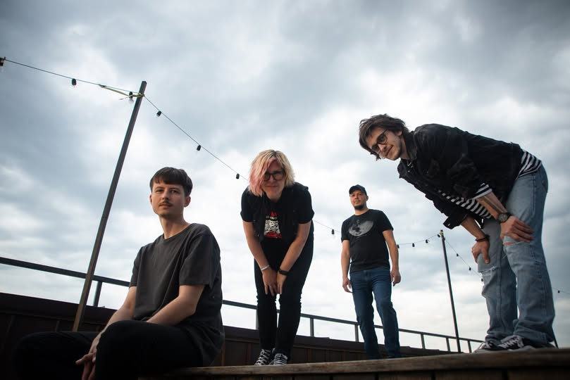 Bandas desconocidas (@bandesconocidas) on Twitter photo #DalePlay
En septiembre de 2024, la banda ucraniana <a href="/electric_rime/">Electric Rime</a> estrenó el video oficial (que es muy bueno) de su canción Everything We Knew, la cual fluye en el rock alternativo.
Míralo cliqueando este link: youtube.com/watch?v=xbCq0P… #DalePlay
En septiembre de 2024, la banda ucraniana <a href="/electric_rime/">Electric Rime</a> estrenó el video oficial (que es muy bueno) de su canción Everything We Knew, la cual fluye en el rock alternativo.
Míralo cliqueando este link: youtube.com/watch?v=xbCq0P…