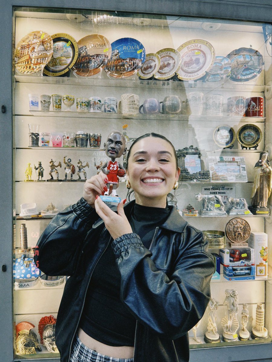 si me muero quiero q me recuerden con esta foto con mi muñeco cabezón de michael jordan q encontré en roma ok