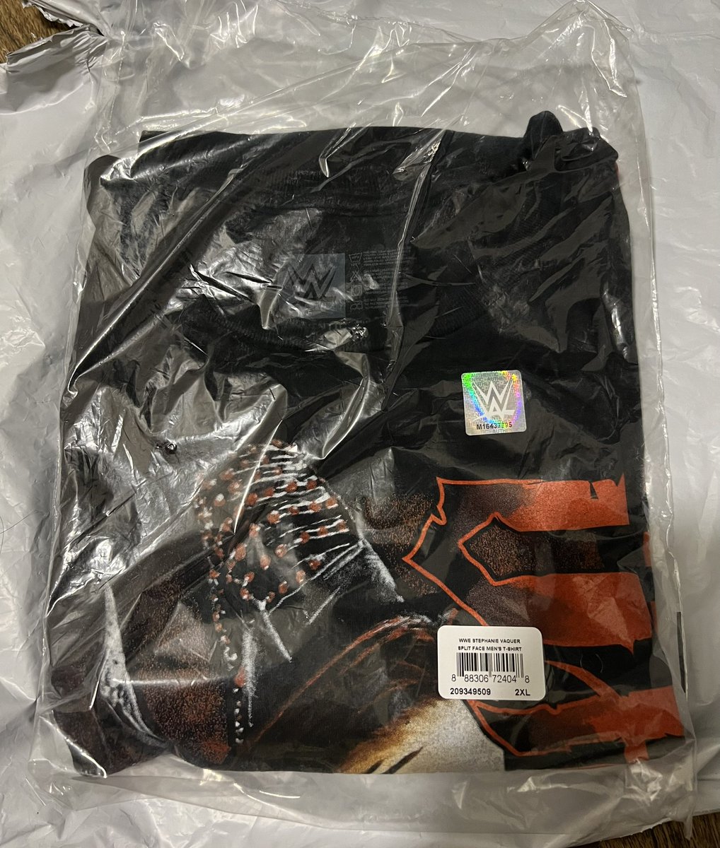 Xbox13869's tweet image. I just got my Stephanie Vaquer shirt in the mail today! It looks amazing 👍👌💯🇨🇱😍
