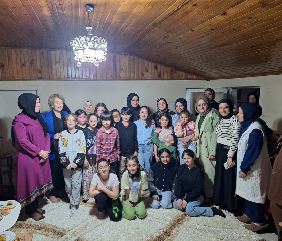 yyaseminozdemir's tweet photo. 📍#Gebze 

Minik kalplerle yaptığımız iftardan sonra da  #Kocaeli Milletvekilimiz Sayın Radiye Sezer Katırcıoğlu,ilçe kadın kolları başkanım Habibe Çırak ile birlikte Sevim hanımın evine misafir olduk bugün.Çay eşliğinde sohbet,çok güzeldi.
Cumhurbaşkanımız Sayın @RTErdogan ‘ın selamlarını ilettik.
Birlik ve beraberliğimiz daim olsun.❤️🌹🌙

@tugbaisikercan 
@RSKatircioglu 
@AKKADINGM 
@SahinTalus 
@akkadinkocaeli 
@HabibeRak 
@GebzeAkkadin