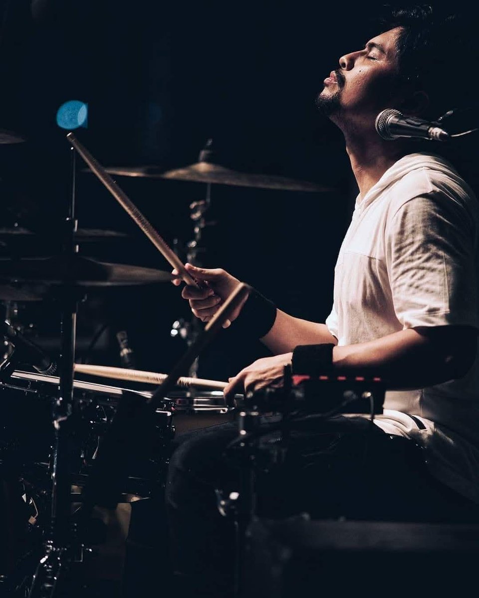 Setelah 4 tahun Twitter gw silent. Saatnya posting lagi.