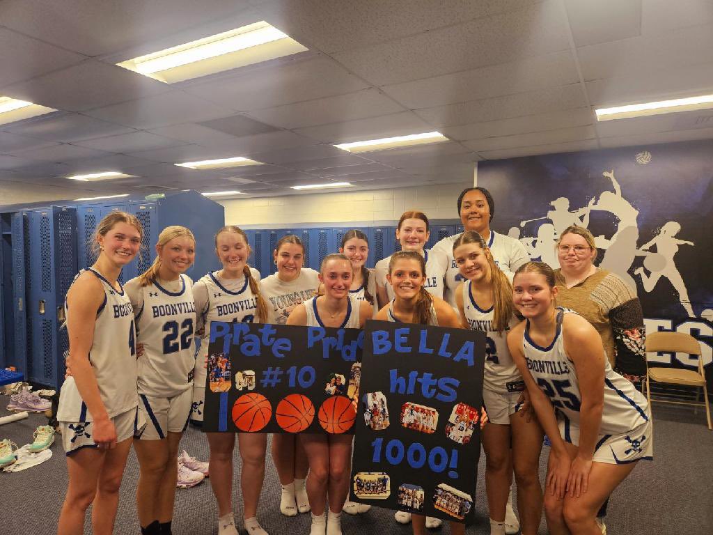 Big shoutout to Bella Imhoff for hitting the 1000 point mark today as a junior. She had a great season, proud of you Bella!