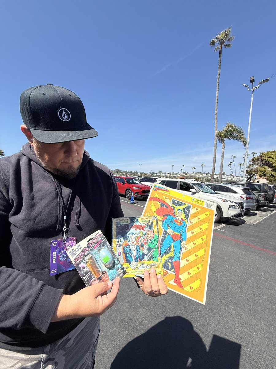 ParksAndCons's tweet photo. $10 finds on the @SDRocketCon floor #SDRocketCon https://t.co/hMhMMv7fwn