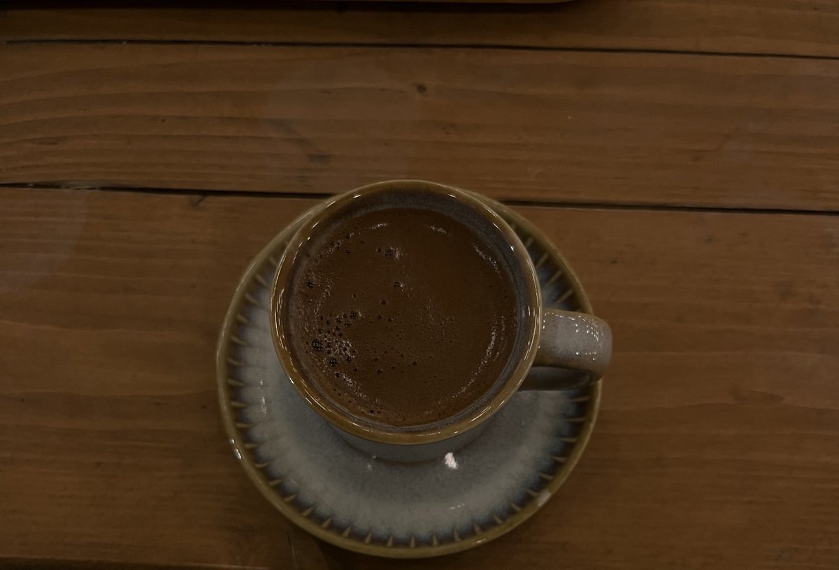 “İnce ve nârin ne vardıysa içimde,
Hoyratça kırdı geçti dünya.”