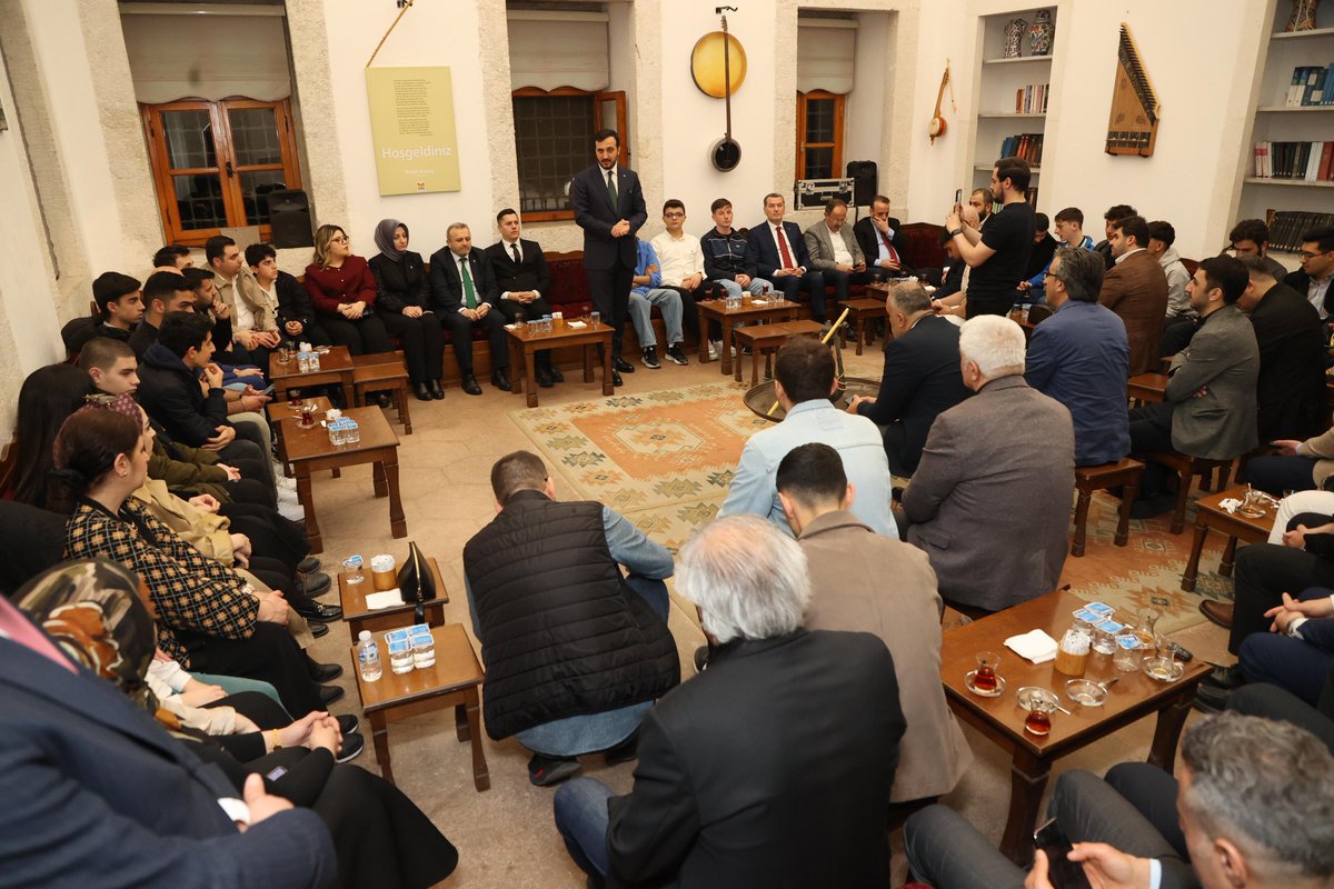 omerrarisoy's tweet photo. Harika bir sohbet, güzel sorular, hayaller, hedefler.

AK Parti İstanbul İl Başkanımız @abdullahozdemir ve genç kardeşlerimle bir ramazan akşamı.

@MustafaY_K @yusufsahinv 

📍Nağmedar https://t.co/hgr9Rh59lL