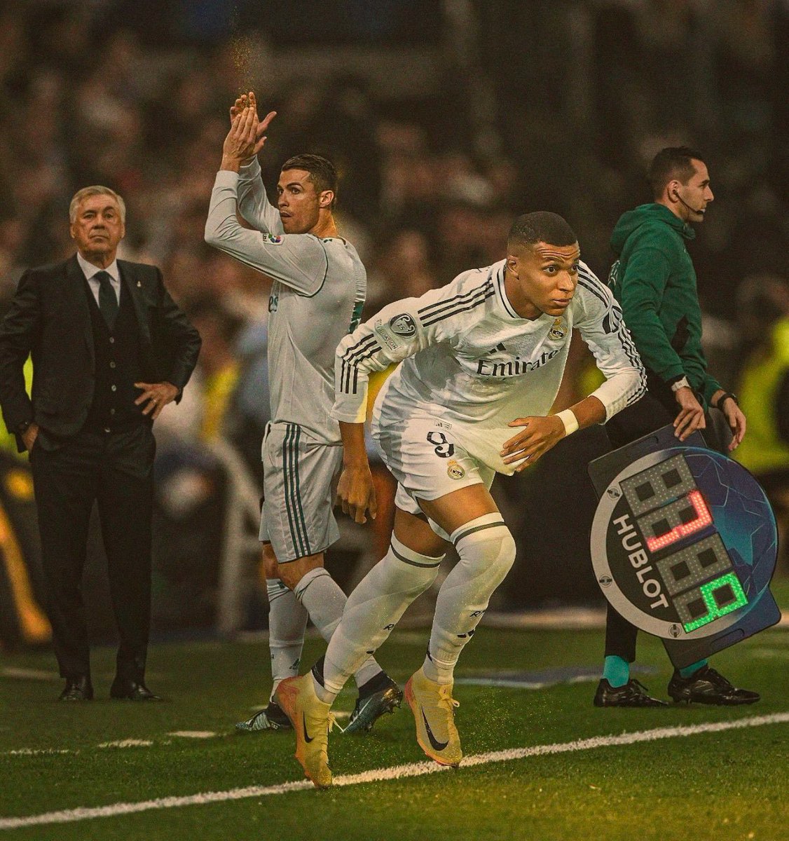 ArobaseGiovanny's tweet photo. L'image est folle.

Cristiano Ronaldo a laissé le flambeau à Mbappé. J'espère qu'il assumera cette responsabilité. https://t.co/hu5pZ6bjSW