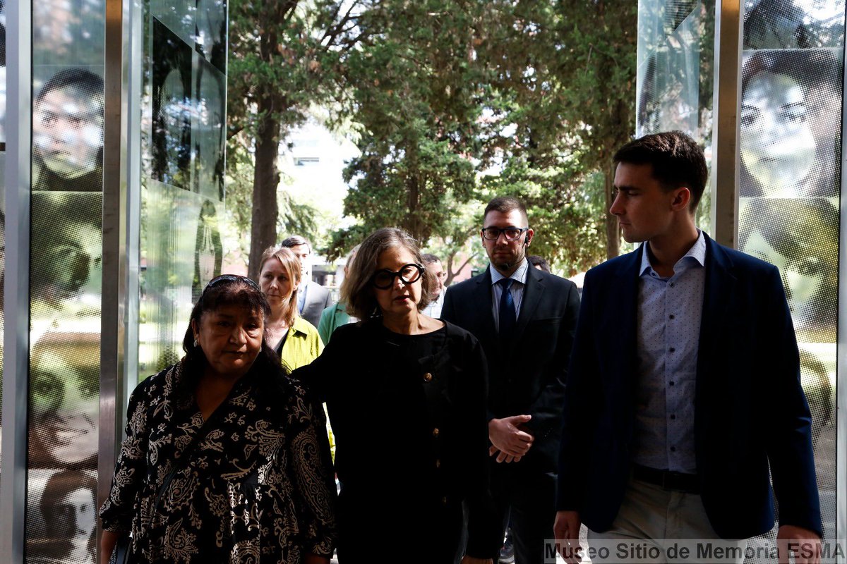 Irlanda en Argentina (@irlembargentina) on Twitter photo Un momento de reflexión. El ministro @JackFChambers visitó el @MuseoSitioEsma, Patrimonio de la Humanidad por <a href="/UNESCO_es/">UNESCO en español 🏛️#Educación #Ciencia #Cultura</a>. Escuchó testimonios de personas detenidas y reafirmó el compromiso de Irlanda con los derechos humanos y la memoria histórica.
<a href="/ONUArgentina/">ONU Argentina</a> Un momento de reflexión. El ministro @JackFChambers visitó el @MuseoSitioEsma, Patrimonio de la Humanidad por <a href="/UNESCO_es/">UNESCO en español 🏛️#Educación #Ciencia #Cultura</a>. Escuchó testimonios de personas detenidas y reafirmó el compromiso de Irlanda con los derechos humanos y la memoria histórica.
<a href="/ONUArgentina/">ONU Argentina</a>