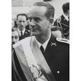 Factor4_GT's tweet photo. #UnDíaComoHoy en 1951, Juan Jacobo #Árbenz Guzmán asumió la presidencia de #Guatemala con la promesa de modernizar el país y liberar su economía del control oligárquico. Su ambiciosa Reforma Agraria afectó los intereses de la United Fruit Company, lo que llevó a #EEUU  a planear su derrocamiento. 

👀 En 1954, la #CIA organizó la Operación #PBSUCCESS, financiando mercenarios y una campaña de desinformación. Árbenz renunció y partió al exilio, marcando el inicio de una larga era de inestabilidad y #represión en Guatemala.

#HistoriaGT