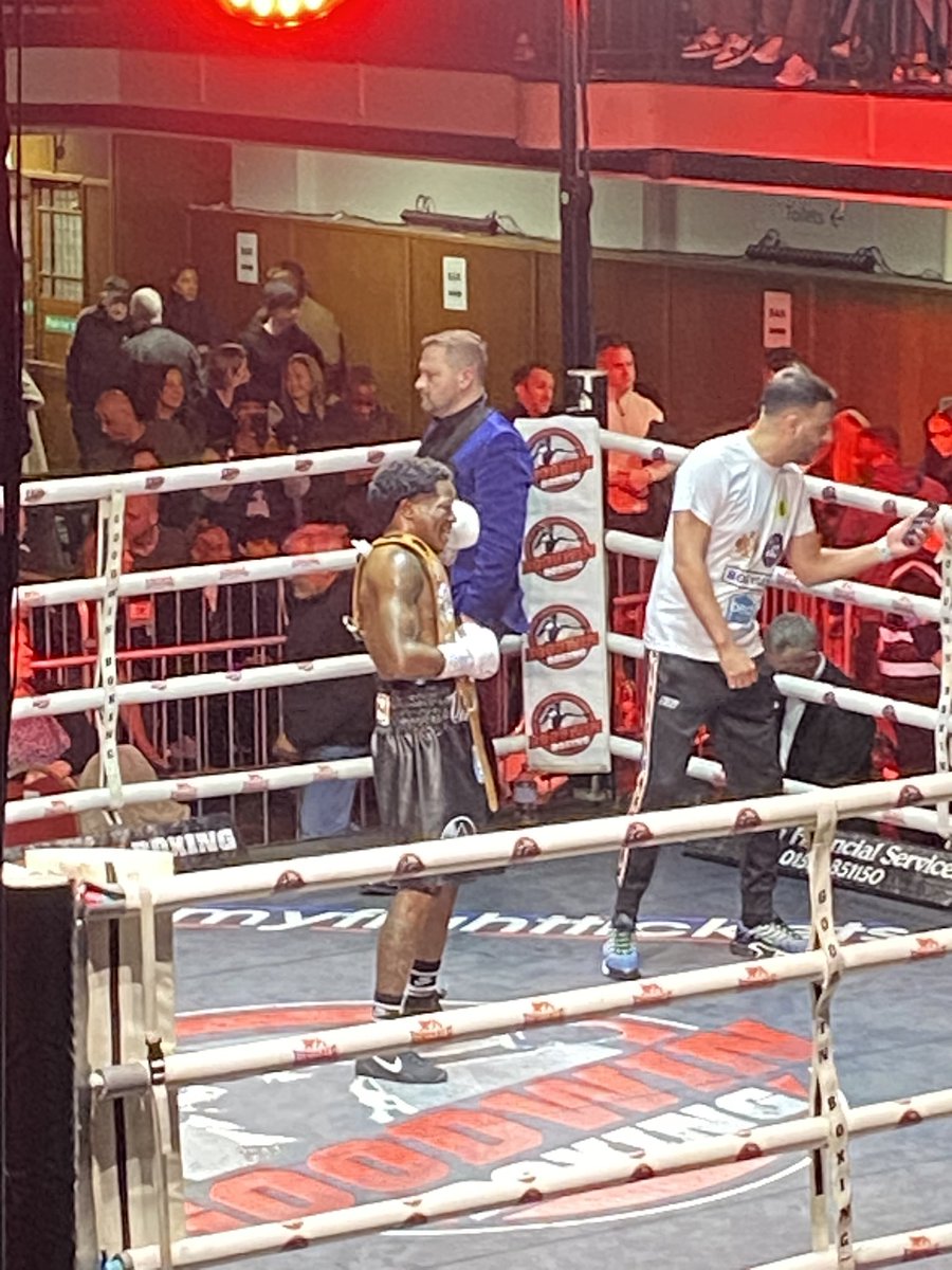 L_Smith_12's tweet photo. Back in fav place and what a night so far. #yorkhall #boxingmania #goodwinboxing https://t.co/PiQYbxAtsa