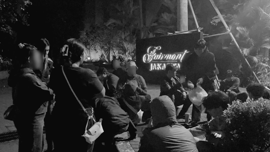 barengwarga's tweet image. Hari ini kami Sahur di depan fairmont karena kami ga bisa masuk untuk bertemu anggota dewan yang sahur di dalem setelah bahas RUU TNI secara tertutup.

Kalo ada rapat lagi di hotel atau tempat tertutup, kami janji bakal gruduk lagi!  #TolakRUUTNI