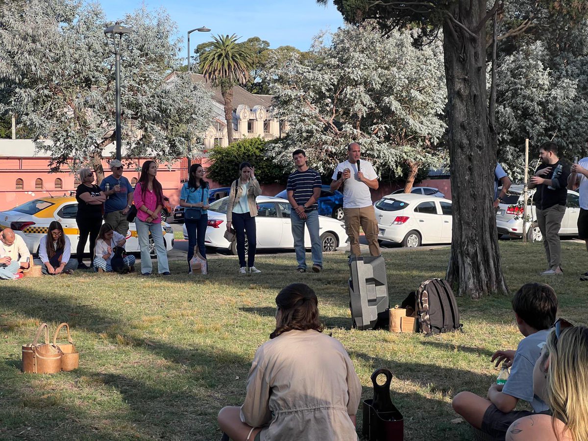 MartinLemaUy's tweet photo. Gran mateada con jóvenes en el Prado. Muy buena instancia para conversar y conocer sus propuestas para cambiar Montevideo. 💪 https://t.co/GWNDsQUkjo