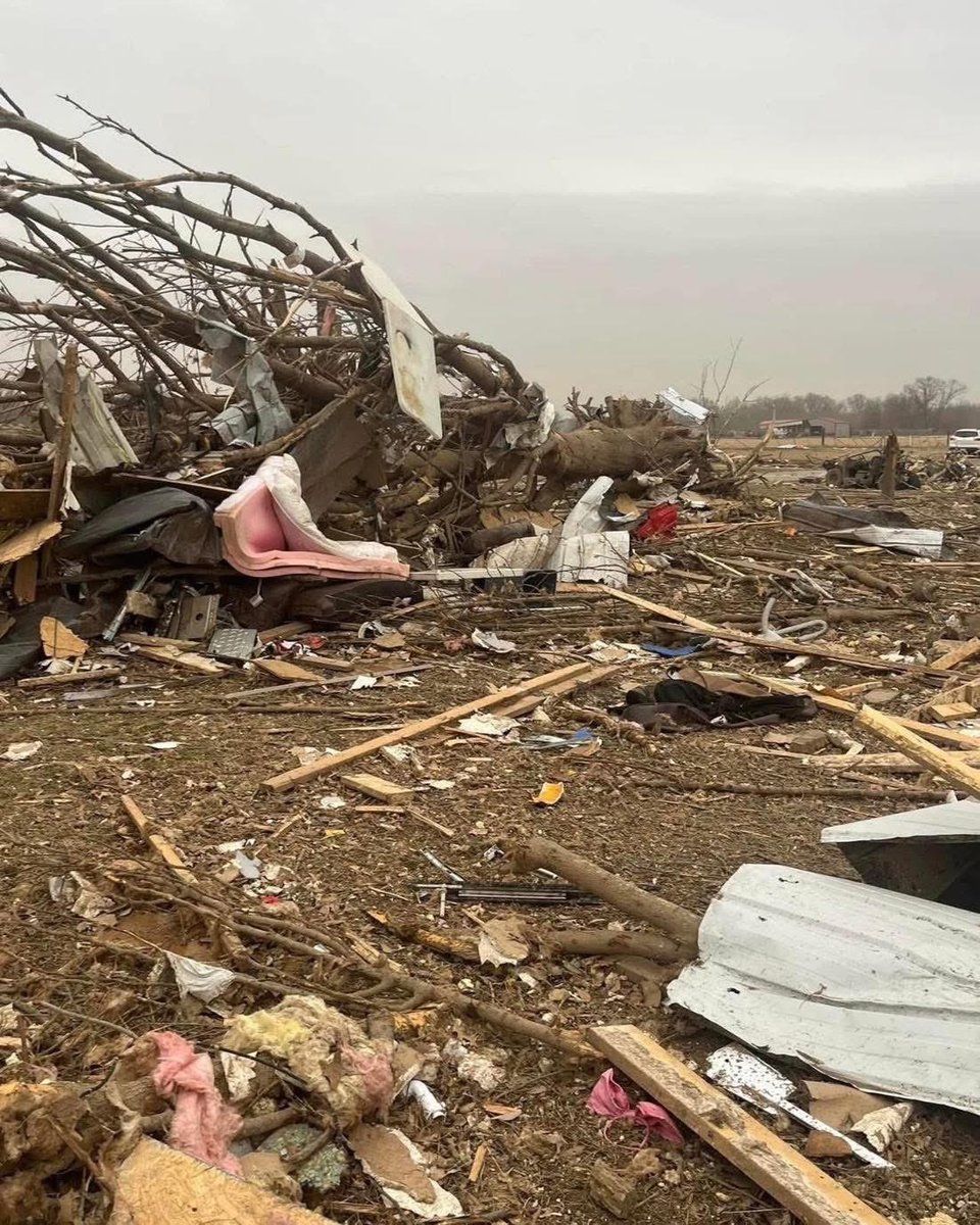 iii_evans23624's tweet photo. @ryanhallyall 
Damage out of Diaz, Arkansas, fatalities reported per Live Storm Chasers on Facebook 
Photo Credit📸: Ronnie Burress https://t.co/qMB9x0TNkD