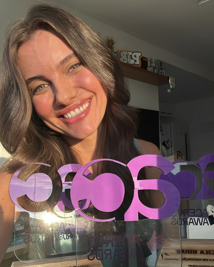 AcervoCharts's tweet photo. DEUSA! A incrível e talentosa Priscila Buiar exibindo seus prêmios do @AcervoAwards. 🏆✨ https://t.co/7fhKyTIPFl