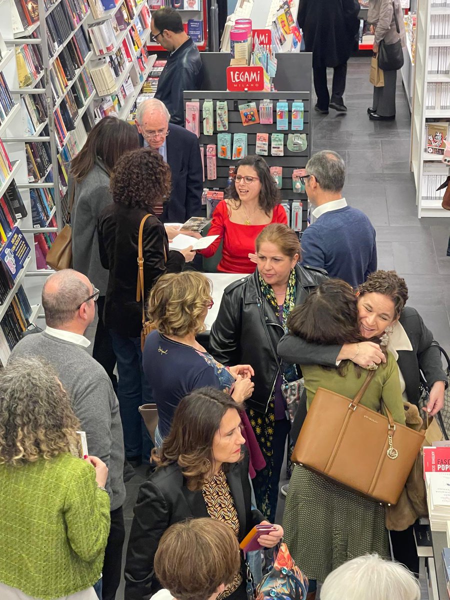 avi_alice's tweet photo. Alla libreria @MondadoriStore di #Catania (piazza Roma) la presentazione del mio romanzo "La scelta" (#Schena editore) con Giovanna #Caggegi e Rita #Verdirame.
Grazie a tutti! https://t.co/pPqyukT22n