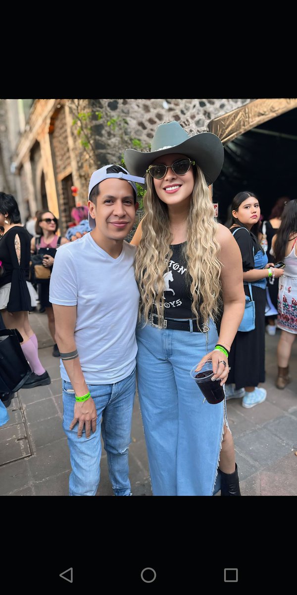 OskarOficial's tweet photo. Gracias mis amores que creen mi trabajo, en mis ideas a veces locas, Pero siempre haciendo un equipo maravilloso.
Las amo y sigamos creando. 💚💜
#EQUALDAY https://t.co/Th9uQ6xTgB