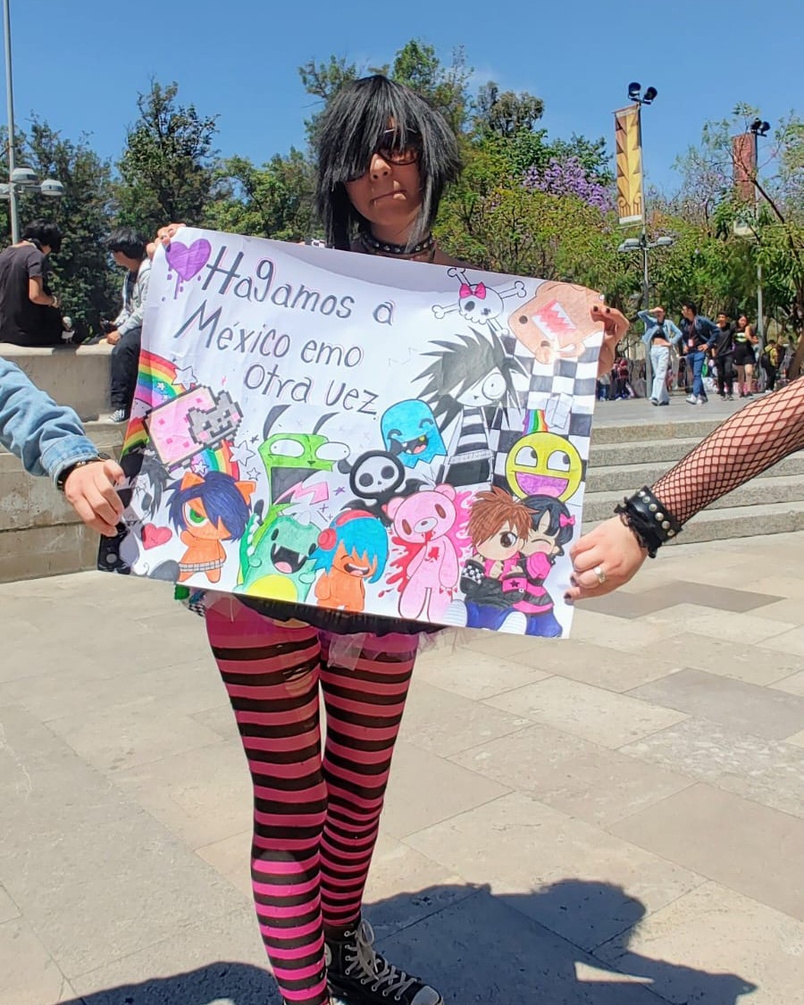 michangoonga's tweet photo. Un día despiertas y regresas al 2008 😱 ⚫️¿Será el regreso de los emos?

Decenas de personas organizaron una pequeña "batalla campal" amistosa en el Palacio de Bellas Artes con motivo de la Marcha Emo2025🖤💜 #CDMX. Se Arrojaron botellas, basura y agua como una recreación de batalla que se vivió contra los punks ‼️
C: El Universal