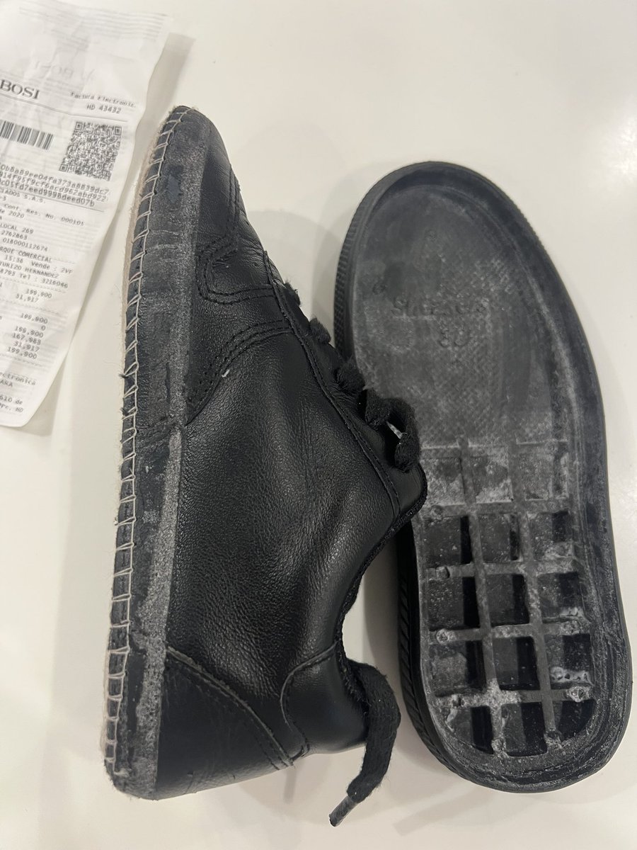 JhonTurizoH's tweet photo. No Quería hacer pública esta denuncia sobre @mybosi . Pido a las @sicsuper revisar los productos que la Marca Bosi ofrece.
Compré estos Zapatos colegiales para mi hijo de 5 años el día 05 de marzo, Por un costo de $199.900 . Mi hijo los usó al día siguiente para el colegio pero solo le duraron puestos aproximadamente 40 minutos cuando se despegaron completamente las suelas. Quedó en vergüenza delante de todos sus compañeritos, sin embargo creo que es lo menos importante.
Ese mismo día Jueves fui a la tienda física en sincelejo donde la Compré. Para que me los cambiaran , pero resulta que según la tienda solo me darían un bono por el valor del calzado para que sirviera como descuento de otro artículo.
Insistí que no quería sino otro zapato igual pero que sirviera. Me dicen que no lo hay , sugerí que lo pidieran a otra tienda y me informaron que por políticas no se podía pedir a otra tienda .
Al final me dijeron que debía enviar un correo a servicio al cliente lo cual hice y hasta el momento no hay ninguna solución.

El problema acá no es solo de dinero sino por ejemplo ;
¿Qué tal le pasa eso en medio de alguna actividad riesgosa , o quizás ocurre un accidente por quedar a pies descalzos?

¿Dónde está El control de calidad de esta empresa o lo venden sabiendo que está el material vencido y mal estado?