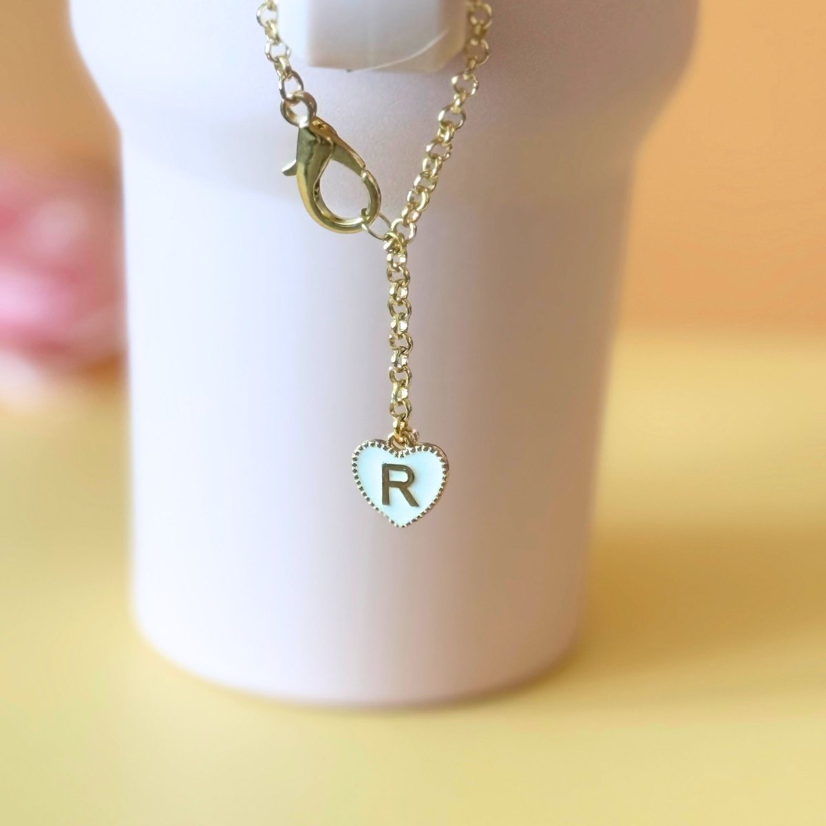 RaichelWhite's tweet image. Add a personal touch to your Stanley Cup or journal with our custom Initial Water Bottle Charm! 

Perfect gift or party favor! 🥤💖 Shop now: etsy.me/4by8NCL 

#CustomCharm #StanleyCup #PersonalizedGift #MinimalistStyle