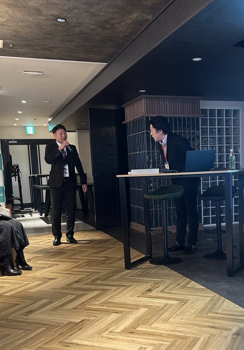 #社労士エックスフェス　に参加しました！

スタディング祝賀会以来、交流させていただいているTom @tomR6g さんがメインブースの司会を務められていました！
(写真はTomさんと松井先生)

各スピーカーの皆様の話す内容に、色々と勇気づけられ、背中を押していただいた1日となりました！