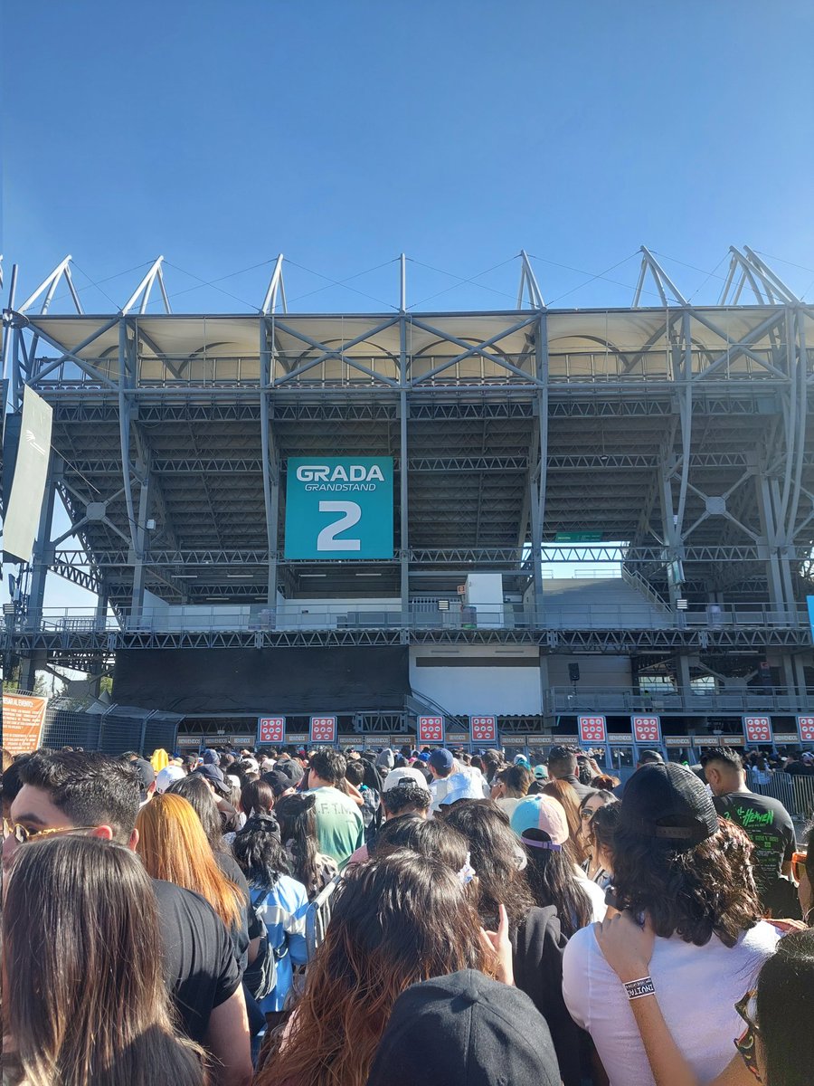 VeroXoCruz's tweet image. @ocesa_rock @ocesa @vivelatino horrible su idea de diferenciar los accesos, cero facilita la logística. No lo vuelvan a hacer mañana, ya nos perdimos un par de bandas. Despidan a quien se le ocurrió esta mamada  😠