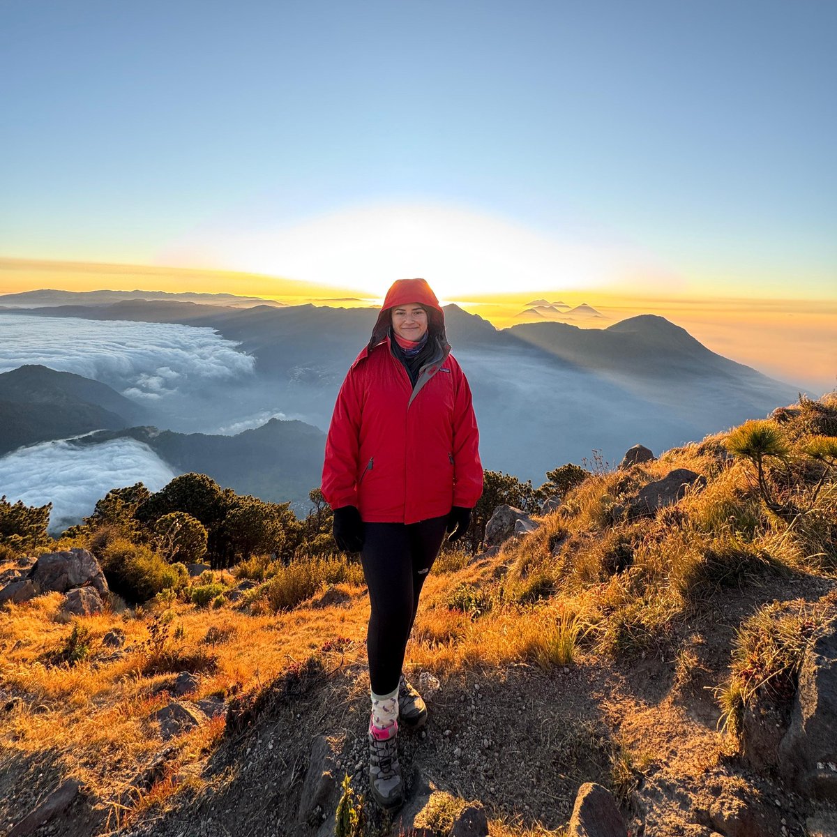 DulceDC10's tweet photo. ✅ Cumple en la cima de un volcán 🌋
09-03-2025 / El último de los 20's
#VolcanSantaMaría #Sunrise https://t.co/u4uJqyNgci