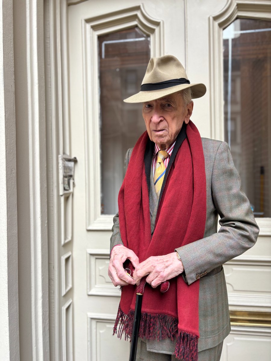 murialalu's tweet photo. Desde Manhattan, a los 93 años y ocupando un bastón, el pionero del Nuevo Periodismo #GayTalese habló sobre el oficio, la política, el paso del tiempo y la elegancia. “Ser viejo es también ser afortunado", me dijo. Mi entrevista en @Revista_Sabado: https://t.co/6CELt7Tvha https://t.co/PjhRG00TFB