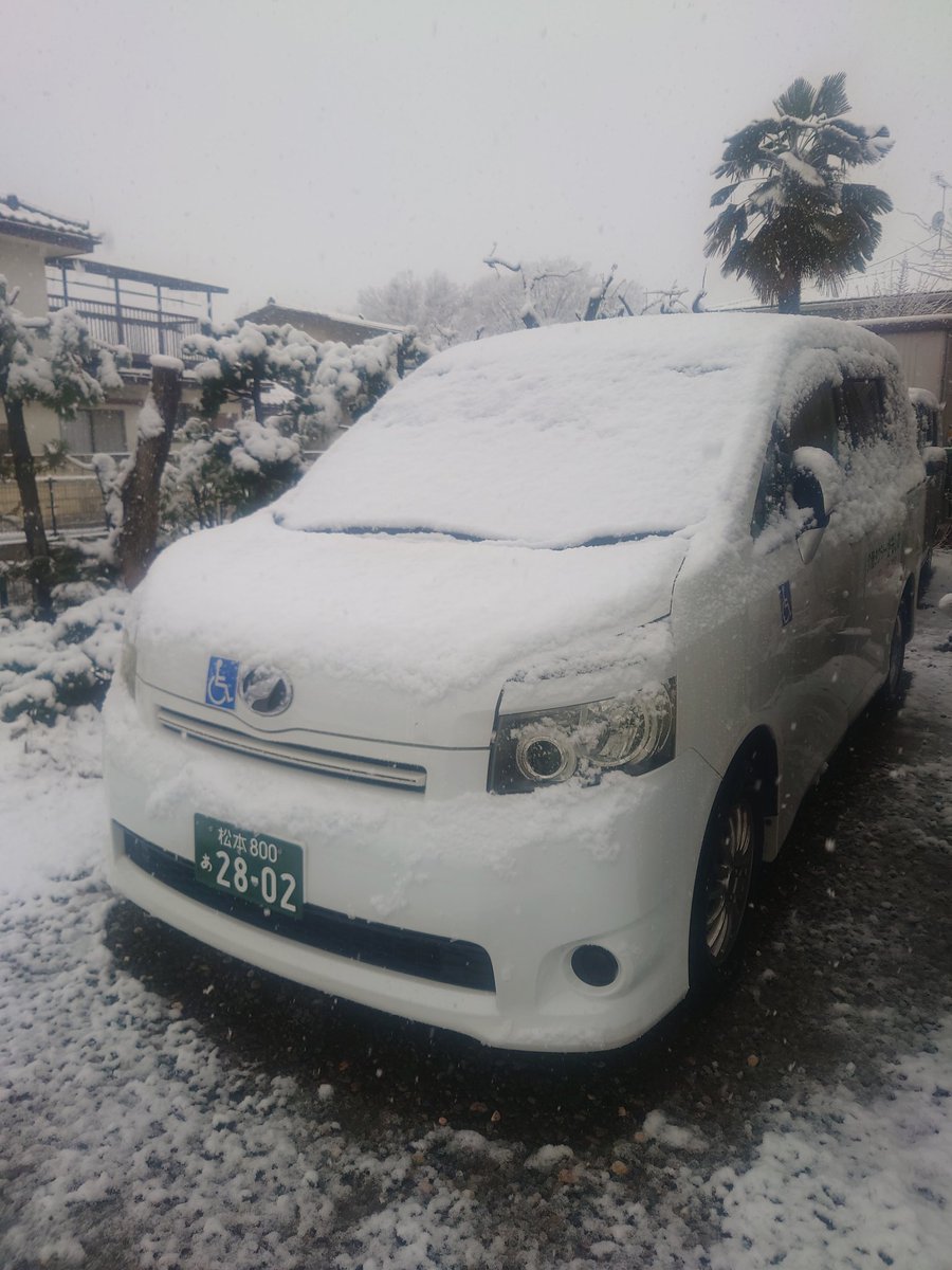 TI04130656's tweet photo. 今朝は雪の☃松本です☃
もう少ししたら雪かきかなぁ（汗）
ひとりでやってる介護タクシーだけど、全然ひとりじゃないです。
助け助けられてこれたから2年やってこれました。
本当にありがとうございます。
3年目も元気に💪よろしくお願いしますっしゃあ!ι(*｀□´)ノ『いくぜ！！』 https://t.co/iQEuhbSQn5