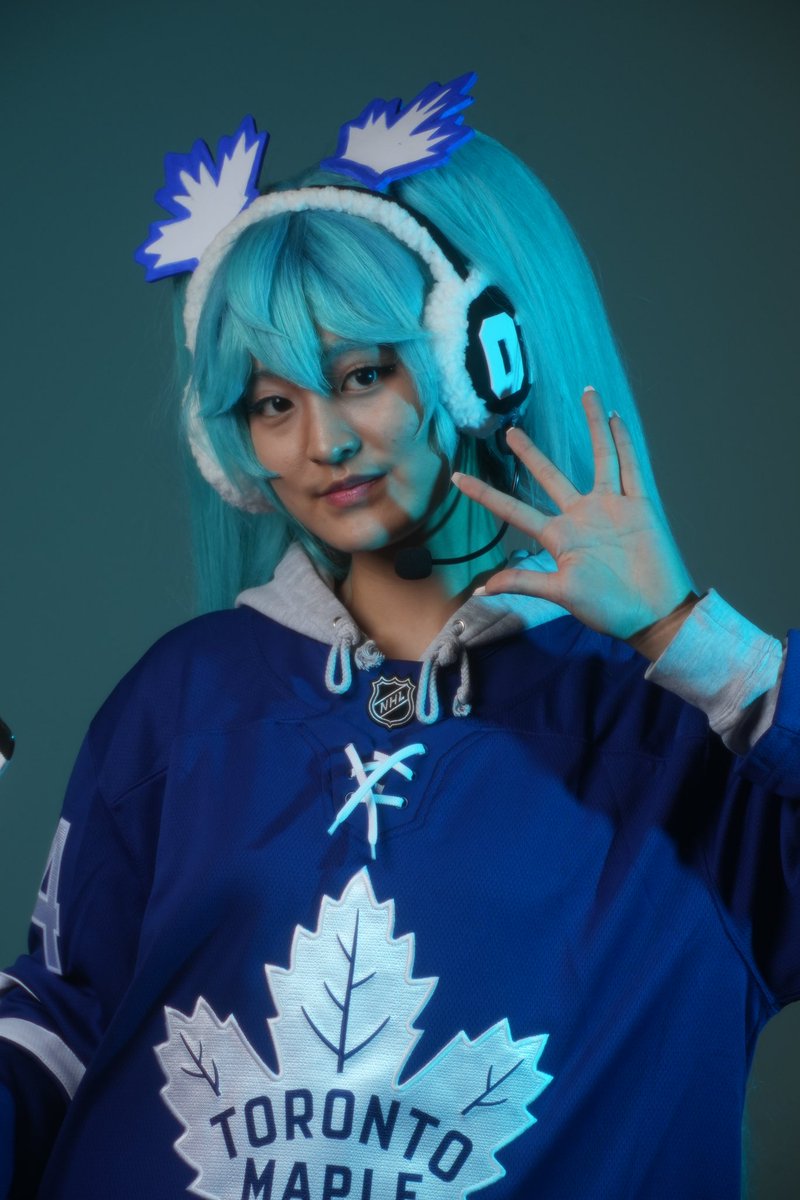 What do you mean Miku’s from toronto!!! 🍁

📸 | @/ _carlographer on inst