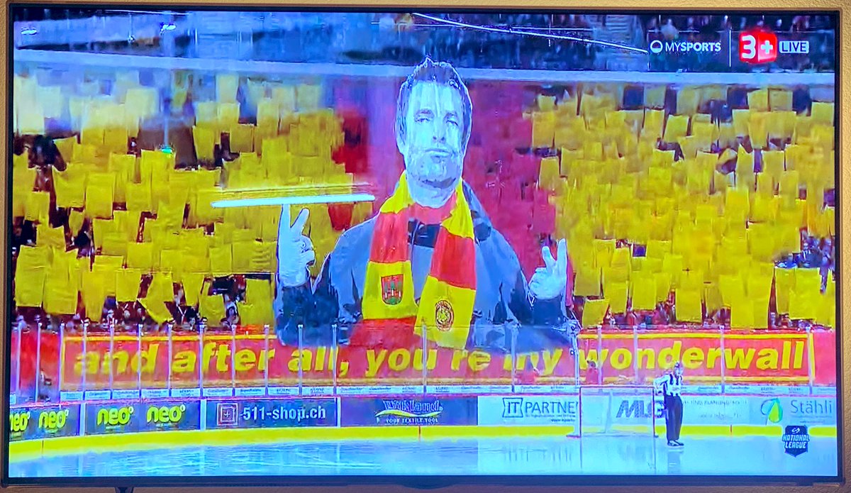 stestuboje's tweet photo. This is amazing… Swiss ice hockey club SC Langnau Tigers with this choreo tonight. Why him? Why not.
#liamgallagher #scltigers
@scyhodotcom @oasiscentral_ @OasisMania https://t.co/JZ5vP02GvS