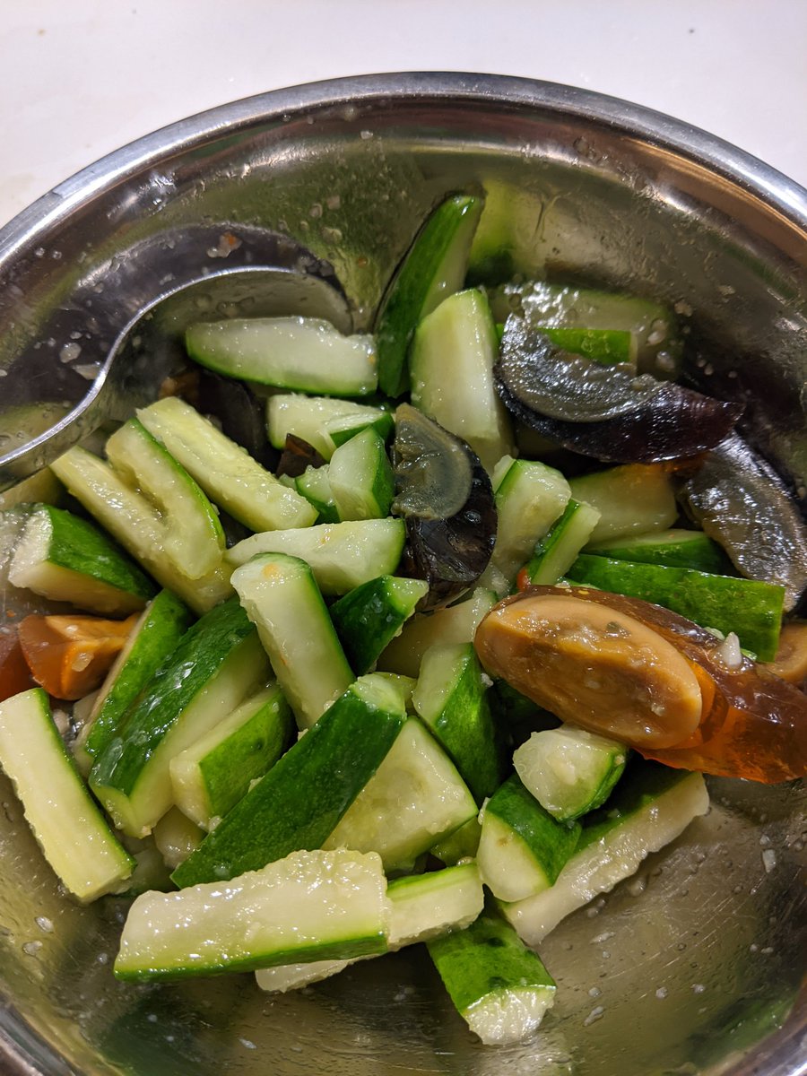 BlueHeartsUWS's tweet photo. Cucumber soaked in salt & drained/garlic/century egg/Sichuan pepper corn oil. Odd colored #Centuryegg was perfectly fine!
#SimpleIsBest
#CallingAllHomeCooks
胡瓜を塩で漬けて絞った物にニンニクと
#ピータン と #山椒油
シンプルで美味しい. 怪しい色のピータンも味はOk!
#香港自炊生活 https://t.co/BDmZvUSR66