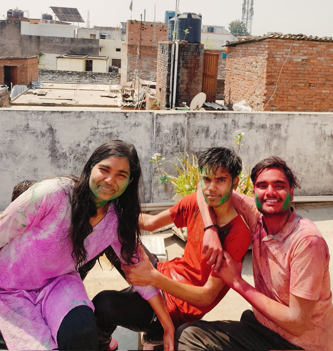 SHIVAMDSLN18's tweet photo. परिवार के साथ होली..✨
  @होली_है..🙏❣️✨
#holi #2k25 #RSSorg #ABVP..🚩🚩 https://t.co/ThSKvzpp9M