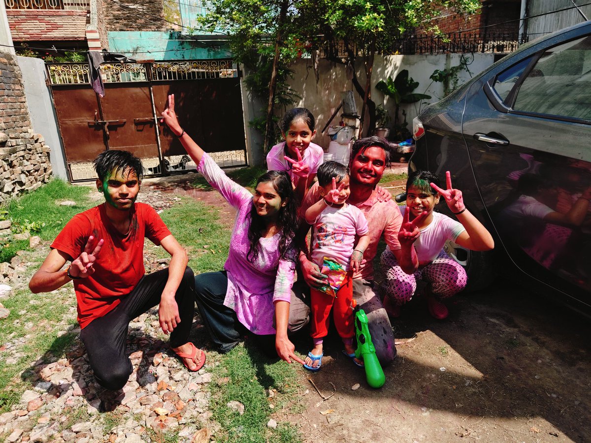 SHIVAMDSLN18's tweet photo. परिवार के साथ होली..✨
  @होली_है..🙏❣️✨
#holi #2k25 #RSSorg #ABVP..🚩🚩 https://t.co/ThSKvzpp9M