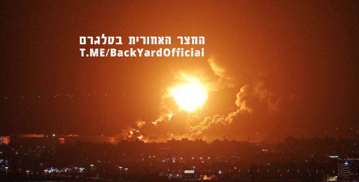 ثم قال : ( إن تمسسكم حسنة تسؤهم وإن تصبكم سيئة يفرحوا بها ) وهذه الحال دالة على شدة العداوة منهم للمؤمنين وهو أنه إذا أصاب المؤمنين خصب ، ونصر وتأييد ، وكثروا وعز أنصارهم ، ساء ذلك المنافقين ، وإن أصاب المسلمين سوا او ضرا فرحو به المنافقين كذلك