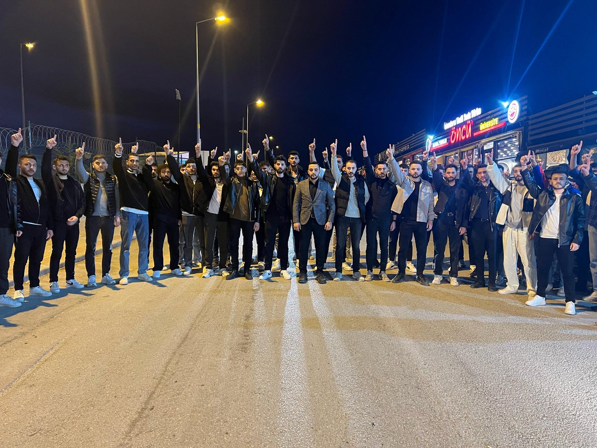 YozgatAlperen_'s tweet photo. Yozgat Alperen Ocakları İl Başkanımız Musa Seyda Şahin  Üniversite Teşkilatımızdan kardeşlerimizle bir araya gelerek Fakültelerimizde  ilerde yapılacak Faaliyetler hakkında istişare ettiler. https://t.co/ZgV1i8oWpu