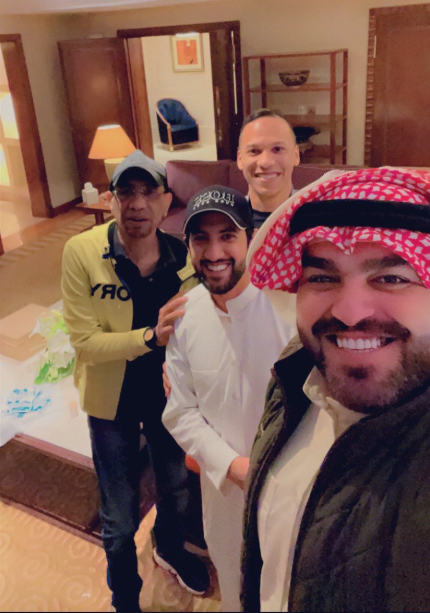 إعتدنا في كل سنة وفي مثل هذه الأيام المباركة  من شهر رمضان ، أن نتلقى دعوة من العم ناصر على العشاء والإلتقاء بالأقارب والأصدقاء في ضيافته ، في هذه السنة أفتقدنا هذا الإجتماع بفقدانه ، رحم الله العم ناصر وغفر له وجعل الجنة مثواه وألهمنا وأحبابه جميعا الصبر والسلوان 

#ناصر_الصالح