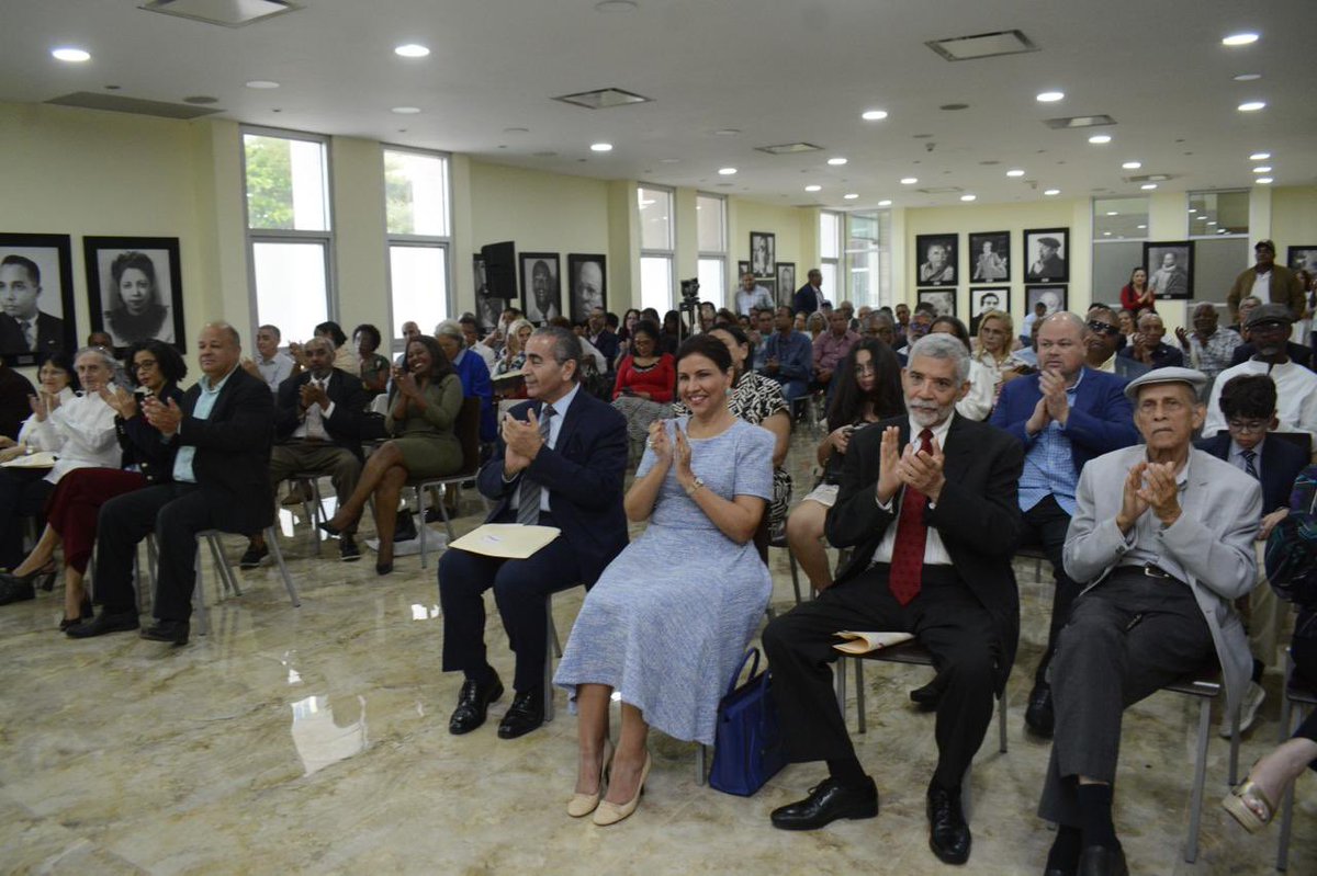 Quiero felicitar de todo corazón a Emilia Pereyra y Carlos Manuel Estrella, merecidísimos ganadores del Premio Caonabo de Oro 2024 por sus aportes extraordinarios al periodismo, la literatura y la cultura dominicana.   
  
Su trayectoria y compromiso con las letras, con la verdad