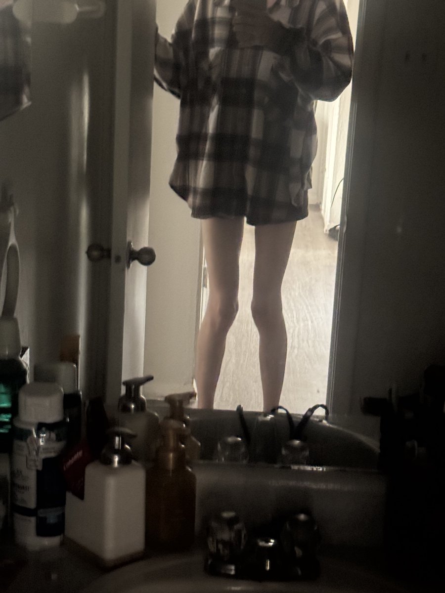 888bmi's tweet photo. my legs look fucking huge https://t.co/sj587nuynt