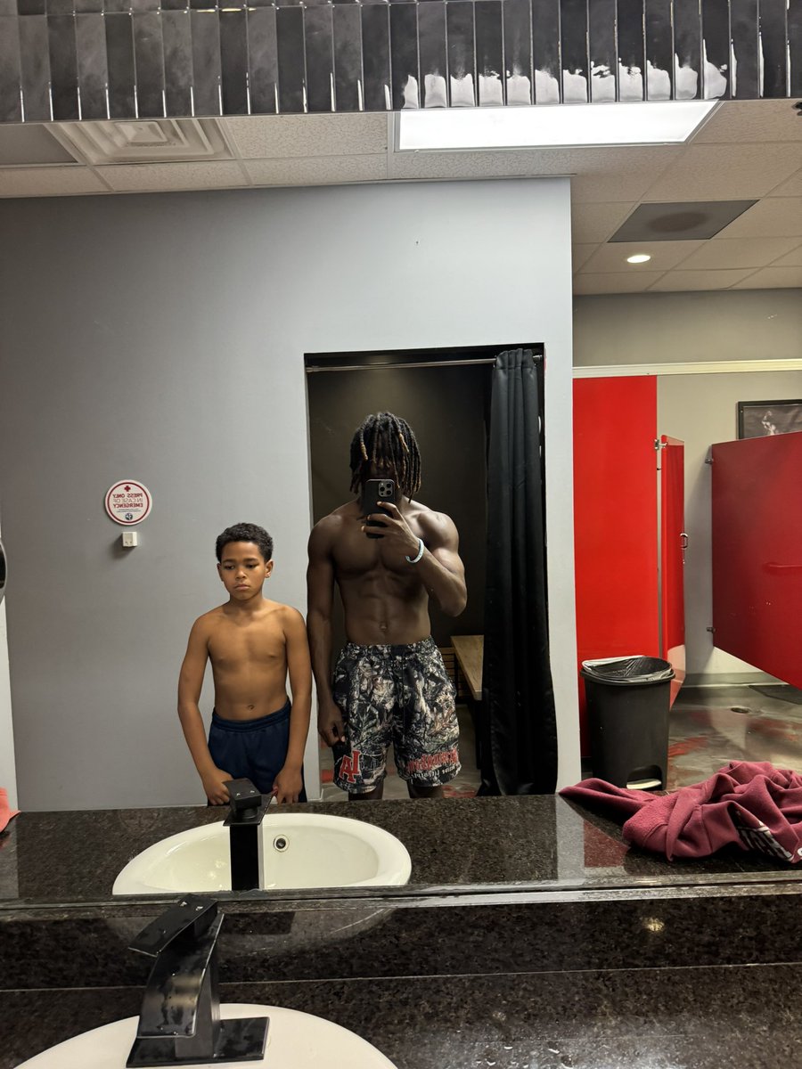 luhtrewrld's tweet image. Lil bro: “i want to go to west Georgia too when i get older”
Me: “put some clothes on let’s go then.” @RecruitGeorgia @Coach_Treal @Luella_FB @NEGARecruits