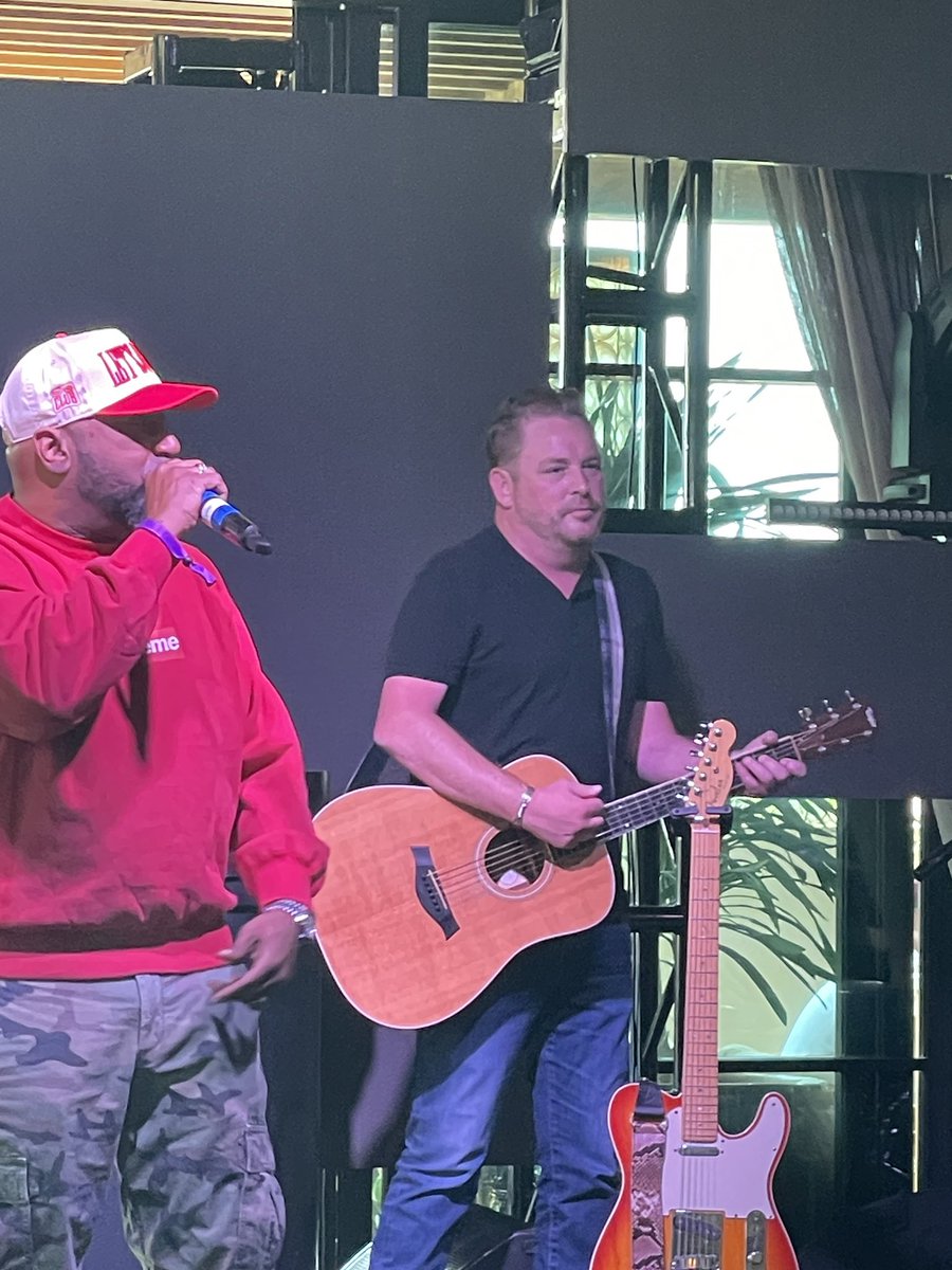 LauraDavisTx's tweet photo. Pulled out the jean jacket and boots for a fun party at SoHo House Austin with @RichOToole and Bun B! It’s always great meeting new people. Thanks Rich.
#swsw #sohoatx 🎶🎤🤠 https://t.co/AUDXNd0eIj