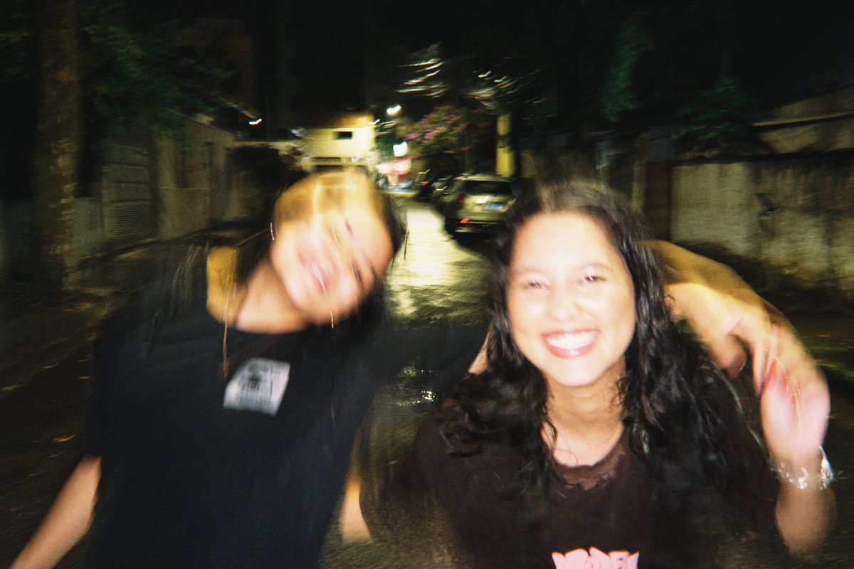 its__mari_'s tweet photo. sdds de dançar na chuva com minha amiga nicols 😿😿 https://t.co/5b82jSllE6