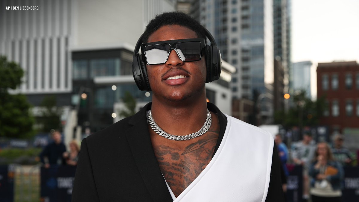 Browns's tweet photo. can't wait to have this guy back out there in the orange and brown 😁

📸: https://t.co/GniHbWL3qU https://t.co/sy5zsgj2X0