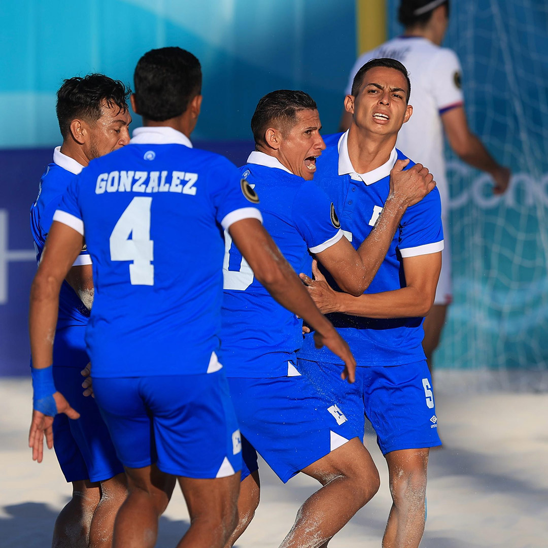 foxdeportes_sv's tweet photo. 𝗦𝗘𝗟𝗘𝗖𝗧𝗔 𝗣𝗟𝗔𝗬𝗘𝗥𝗔 𝗥𝗨𝗠𝗕𝗢 𝗔 𝗦𝗨 𝗦𝗘𝗫𝗧𝗢 𝗠𝗨𝗡𝗗𝗜𝗔𝗟 🏆🔝

El Salvador triunfó en penales ante Estados Unidos (7-6) en las semifinales del Premundial y estará presente en el Mundial Seychelles 2025 que disfrutarás EN VIVO por el líder en deportes: Tigo Sports. ⭐😎

#LaCasaDeLosMundiales