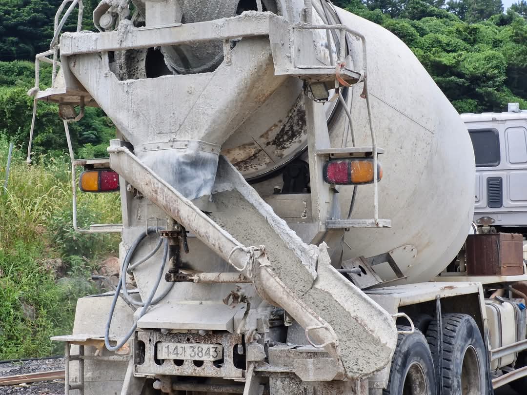 정글의 법칙 (묻어버려!)

세상에는 아름답고 예쁜 것들이 있다.
그들이 저마다의 아름다움을 뽐낸다는 전제하에서 이다.

아름답고 예쁜 것들도 뒤섞여버리면 어지러워지고
진정한 아름다움은 사라지게 된다.
